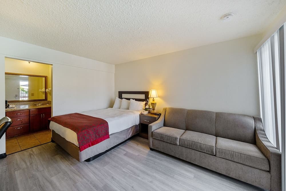 MC Pacific Inn & Suites interior in Torrance, CA — gallery photo 2