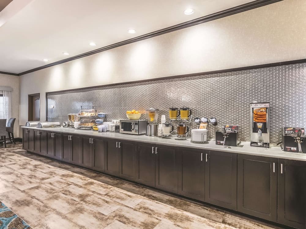 La Quinta Inn & Suites by Wyndham Dallas Grand Prairie South gallery photo in Grand Prairie, TX — image 20