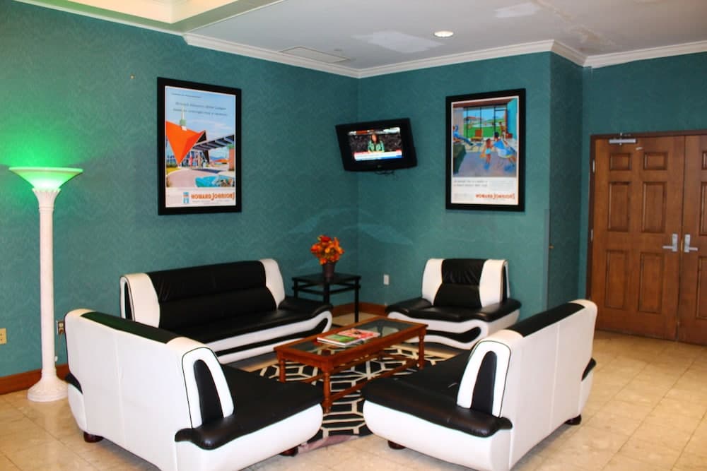 Howard Johnson Hotel & Conference Center by Wyndham Salem interior in Salem, VA — gallery photo 2