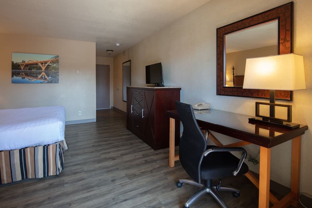 Riverside Inn property views in Grants Pass, OR — gallery photo 3