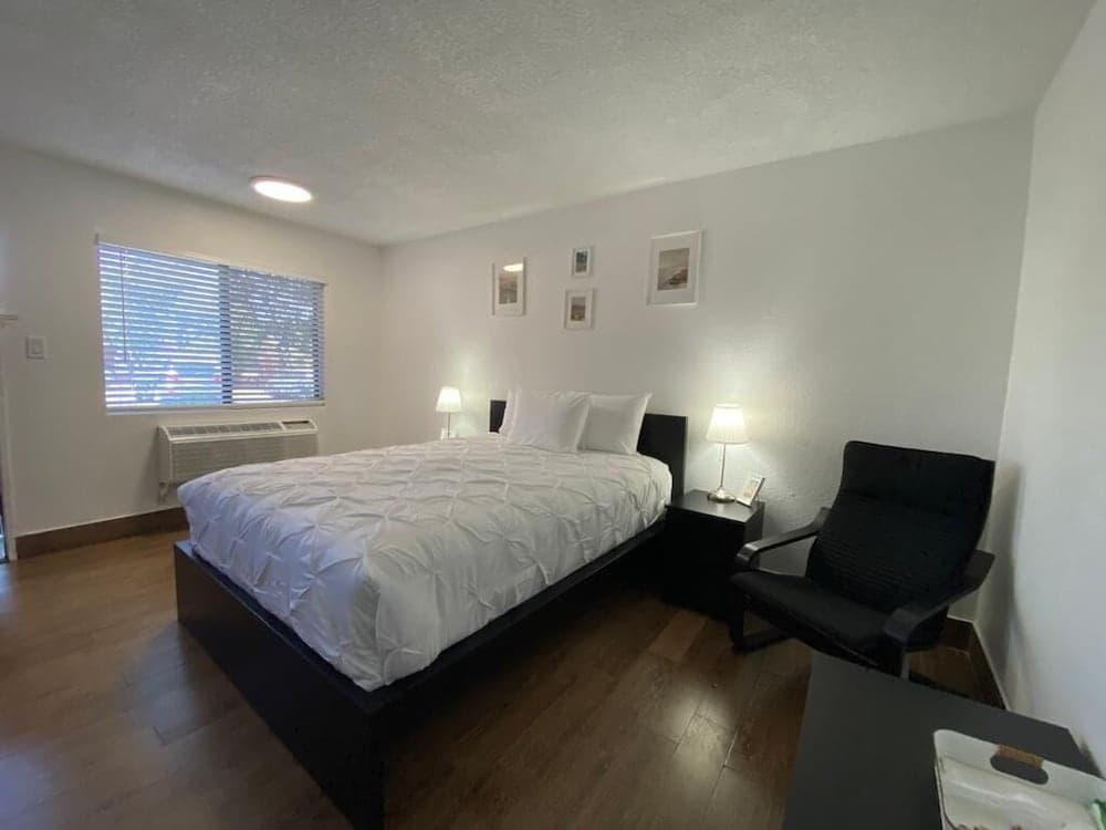 Ocotillo Apartments & Hotel property views in Phoenix, AZ — gallery photo 3