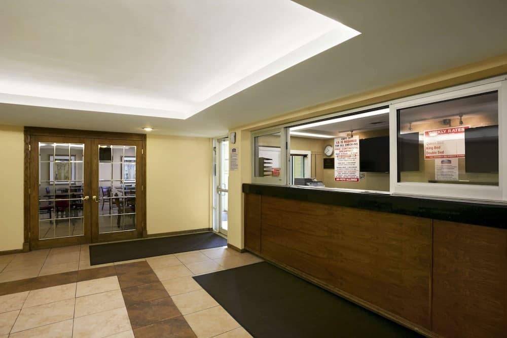 Travelodge by Wyndham Lansing IL interior in Lansing, IL — gallery photo 2