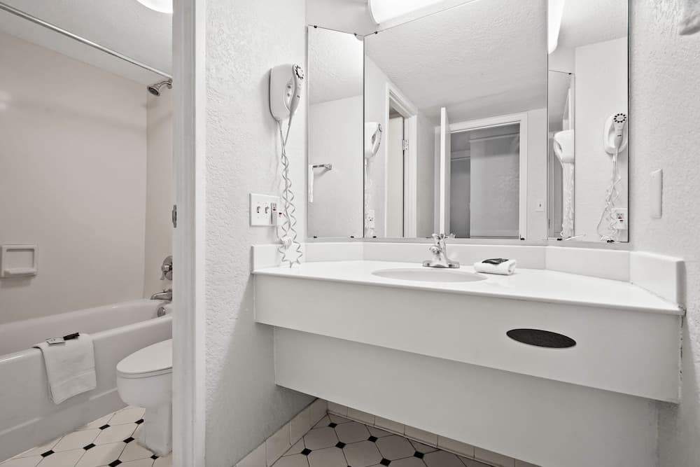 La Quinta Inn by Wyndham Costa Mesa / Newport Beach gallery photo in Costa Mesa, CA — image 47