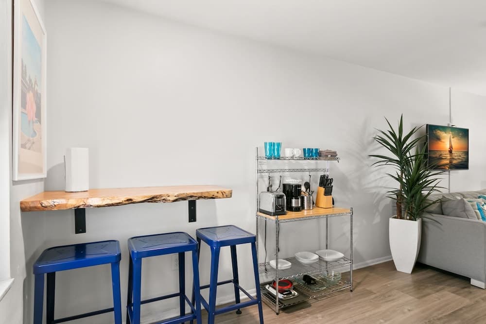 Studio w/ King Bed Heated Pool, Steps to Beach! property views in Clearwater Beach — gallery photo 3