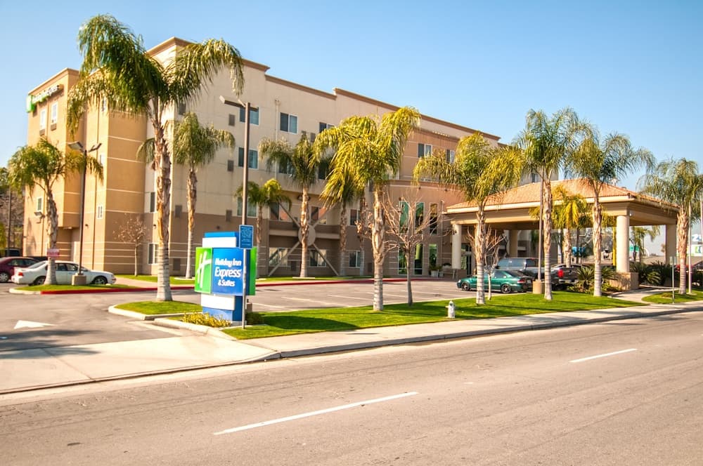 Holiday Inn Express and Suites Bakersfield Central by IHG — hotel in Bakersfield, California