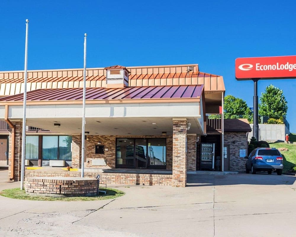 Econo Lodge Jefferson City featured exterior or lobby in Jefferson City, MO — similar hotel