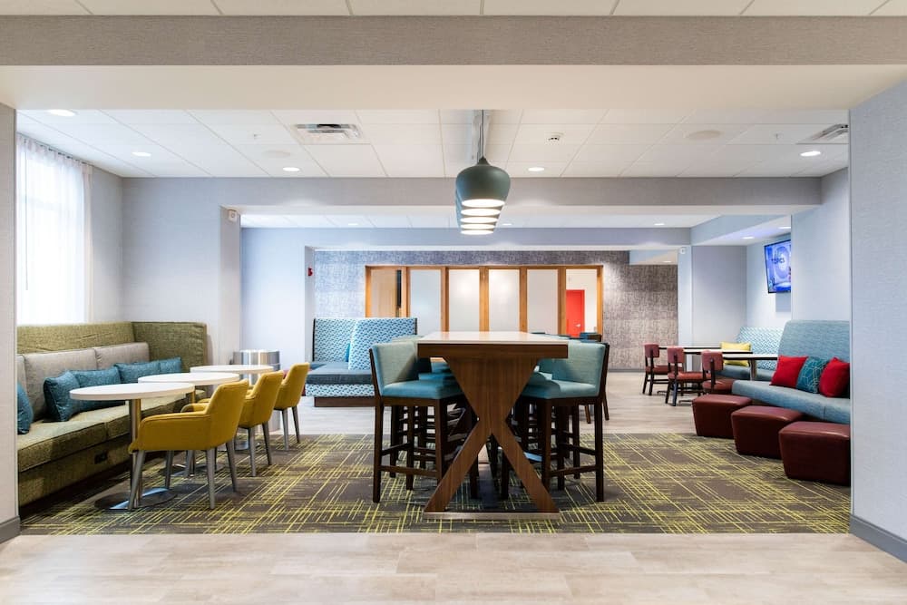 Hampton Inn Paris interior in Paris, IL — gallery photo 2