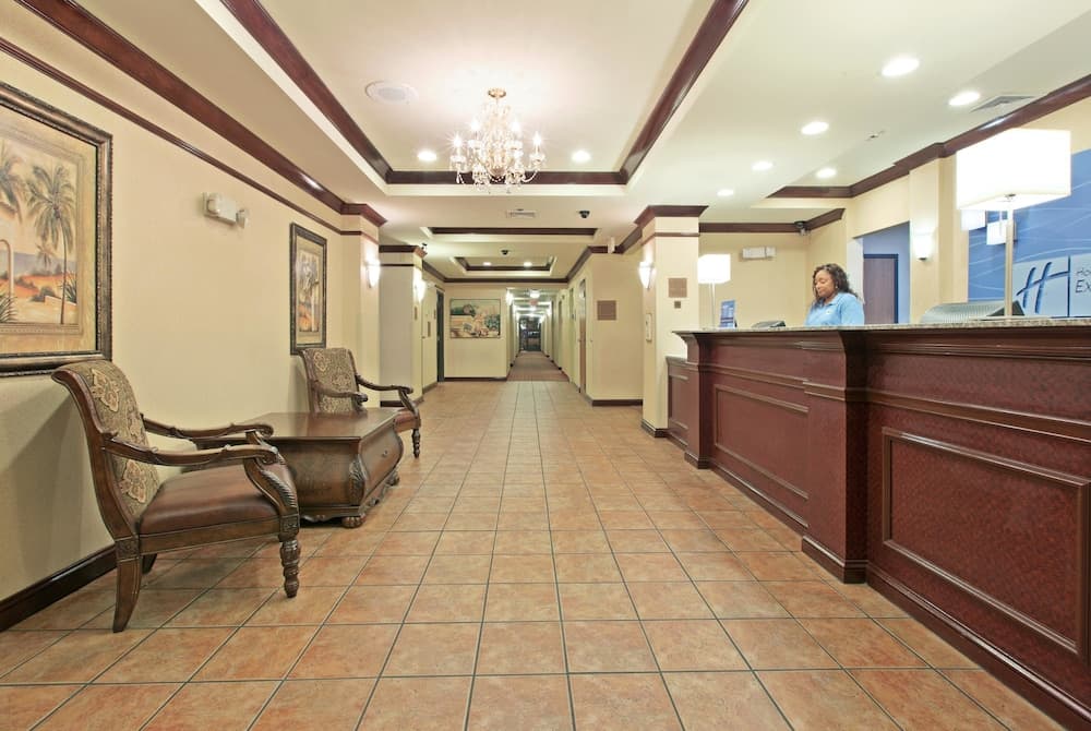 Holiday Inn Express Hotel & Suites Cleveland by IHG interior in Cleveland, MS — gallery photo 2