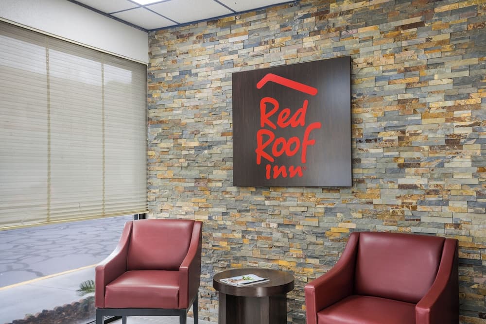 Red Roof Inn Savannah - Southside/Midtown interior in Savannah, GA — gallery photo 2