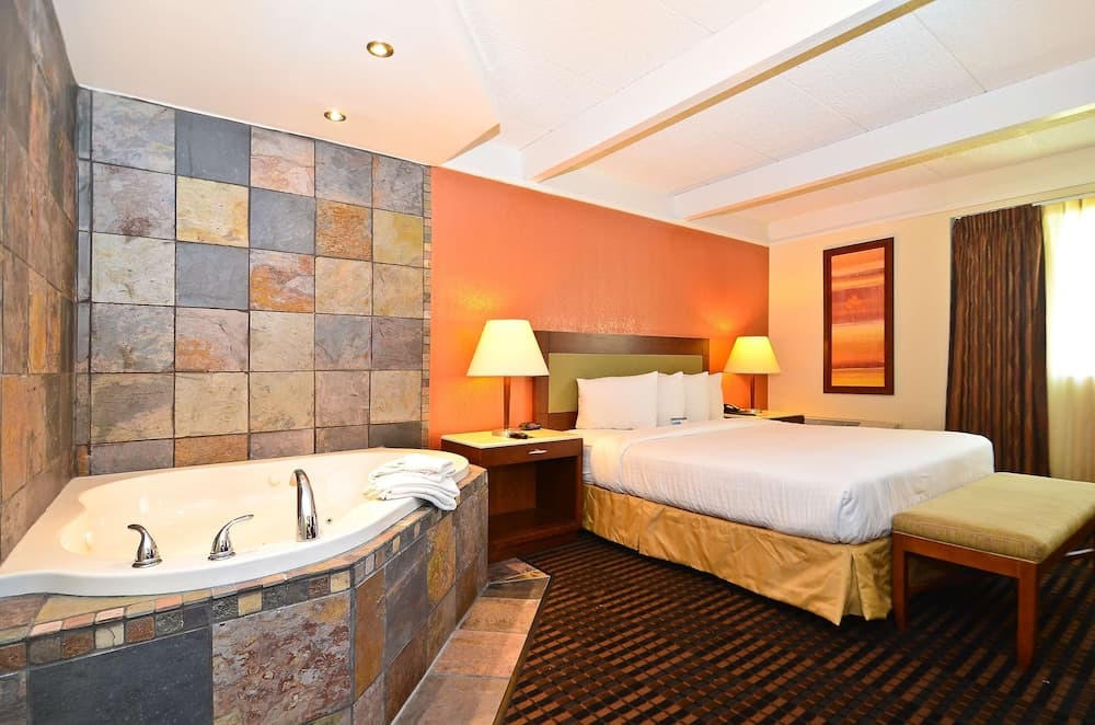 Lexington Inn & Suites NW Chicago Elgin interior in Elgin, IL — gallery photo 2