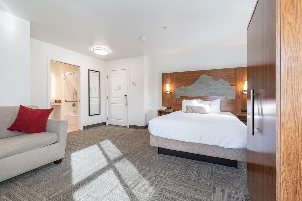 Marshall Suites Bainbridge Island, SureStay Collection by BW interior in Bainbridge, WA — gallery photo 2