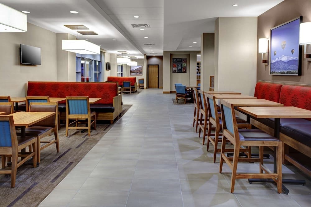 Hyatt Place Columbus interior in Columbus, MS — gallery photo 2