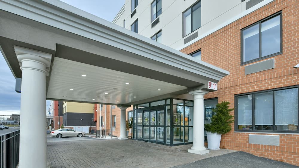 Country Inn & Suites by Radisson, Staten Island interior in Staten Island, NY — gallery photo 2