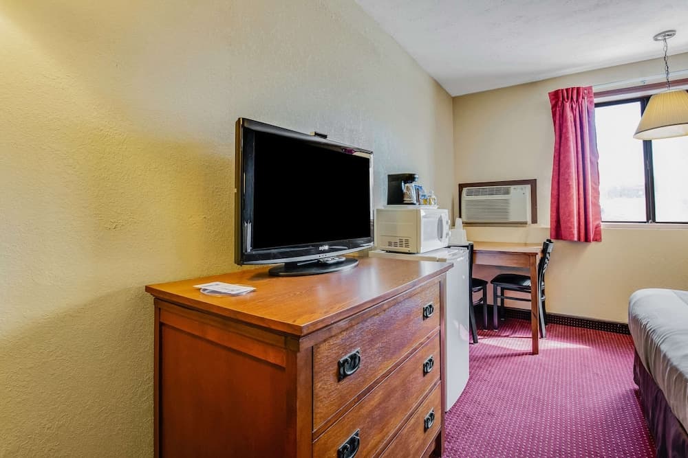 Econo Lodge Junction City I-70 Near Fort Riley interior in Junction City, KS — gallery photo 2