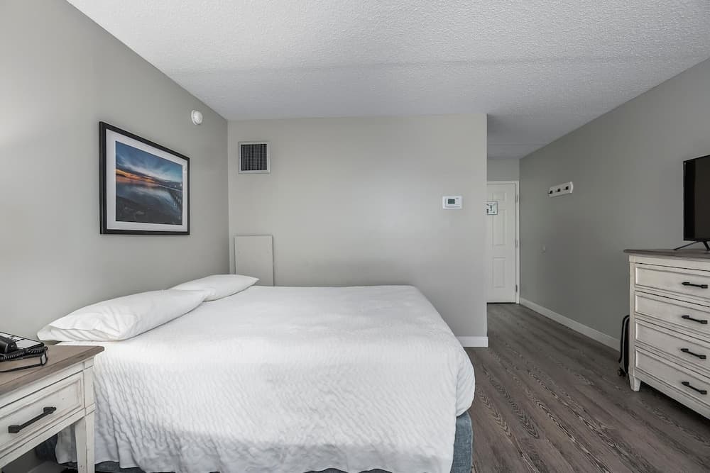 First Floor Standard Deluxe King interior in North East, MD — gallery photo 2