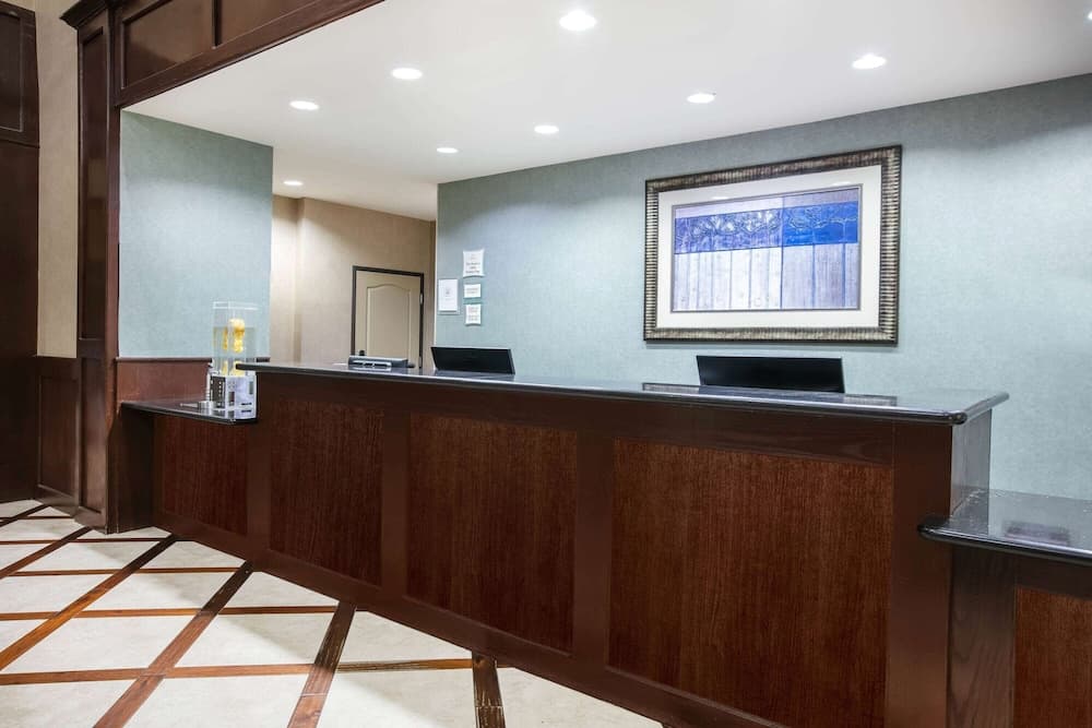 La Quinta Inn & Suites by Wyndham DFW Airport West - Euless interior in Euless, TX — gallery photo 2