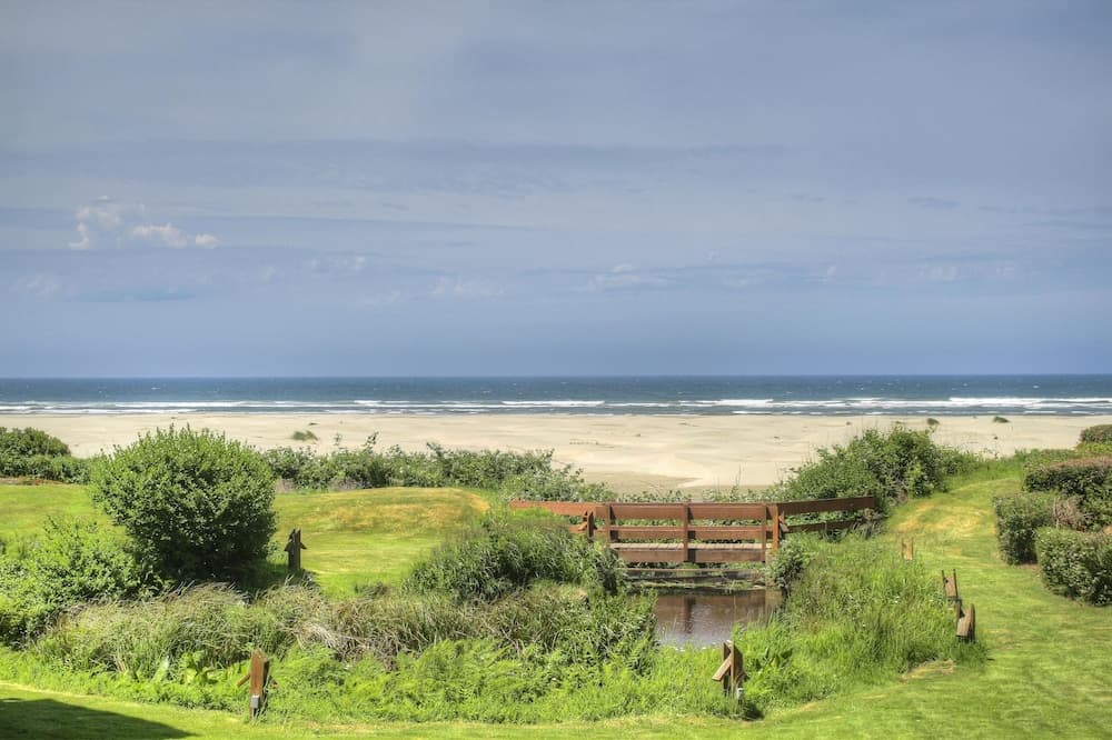 Little Creek Cove Beachfront Resort interior in Newport, OR — gallery photo 2