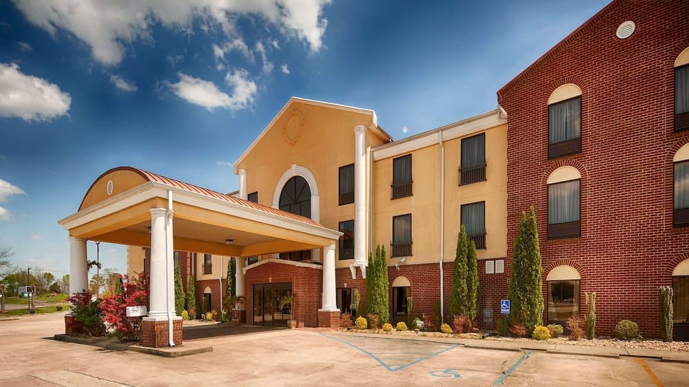 Best Western Plus Bass Hotel & Suites — hotel in Leeds, Alabama