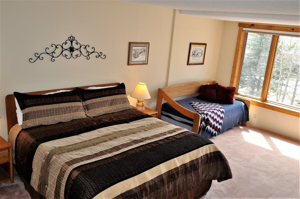 Summit House 2 bed 2 bath B interior in Copper Mountain, CO — gallery photo 2