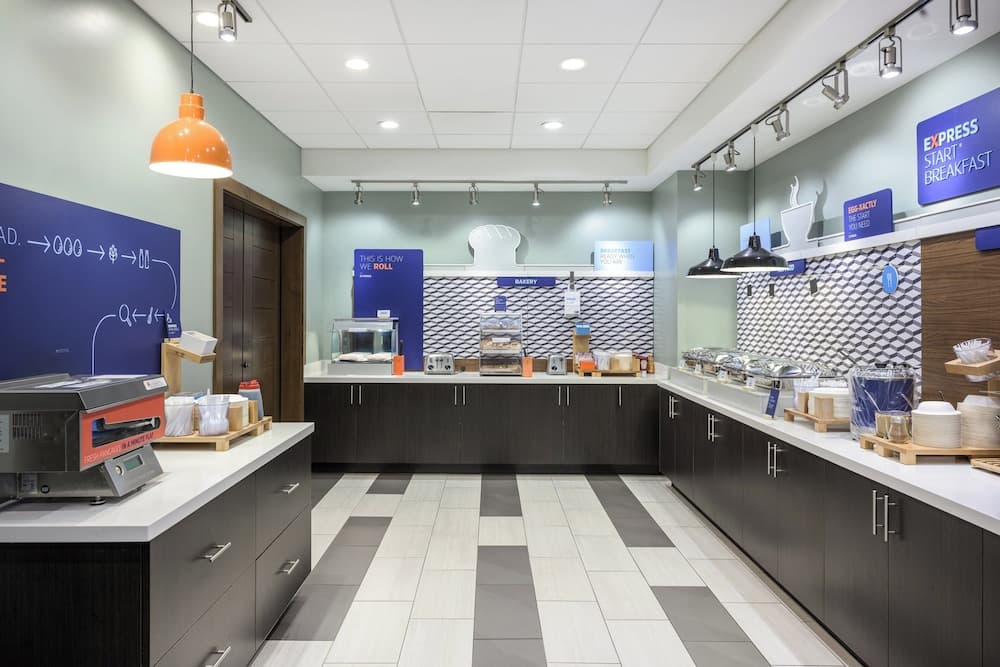 Holiday Inn Express & Suites Phoenix East - Gilbert by IHG gallery photo in Gilbert, AZ — image 18