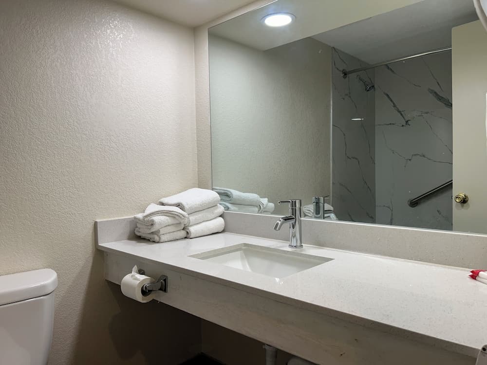 Hilltop Inn & Suites gallery photo in Yonkers, NY — image 7