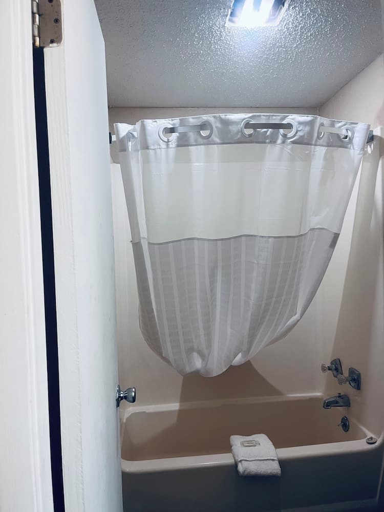 Stay-Well Inn property views in Monroe, MI — gallery photo 3