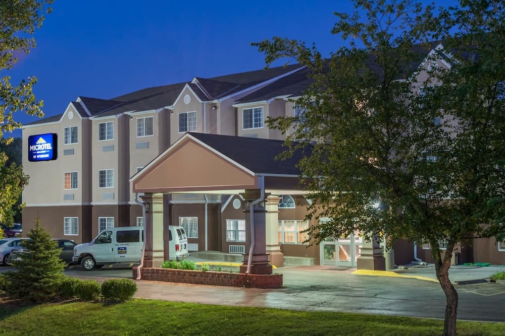 Microtel Inn & Suites by Wyndham Kansas City Airport property views in Kansas City, KS — gallery photo 3