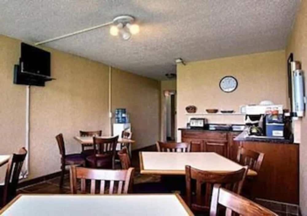 Airport Inn Flint gallery photo in Flint, MI — image 8