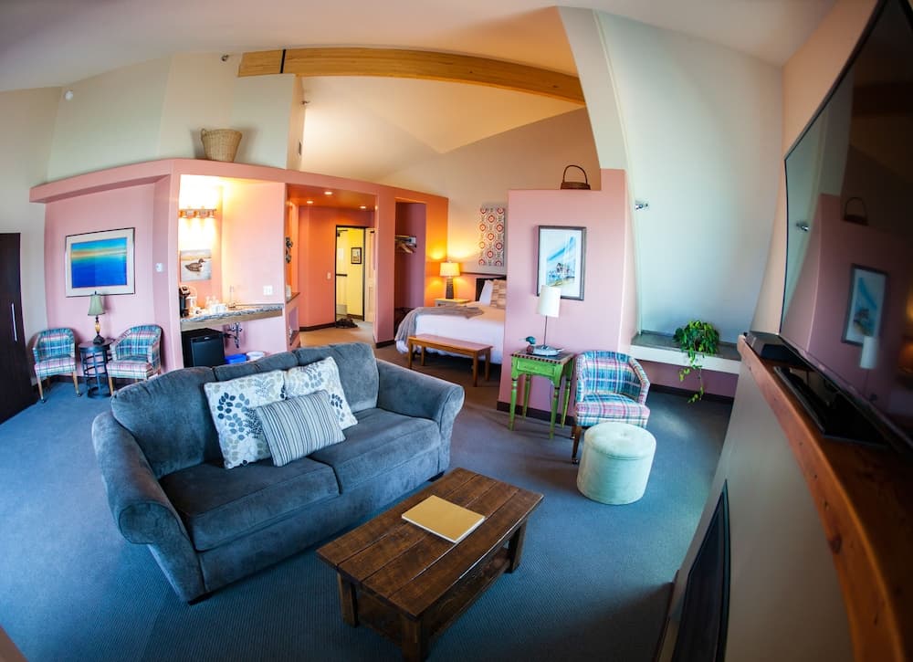 Blue Wave Inn property views in Ashland, WI — gallery photo 3