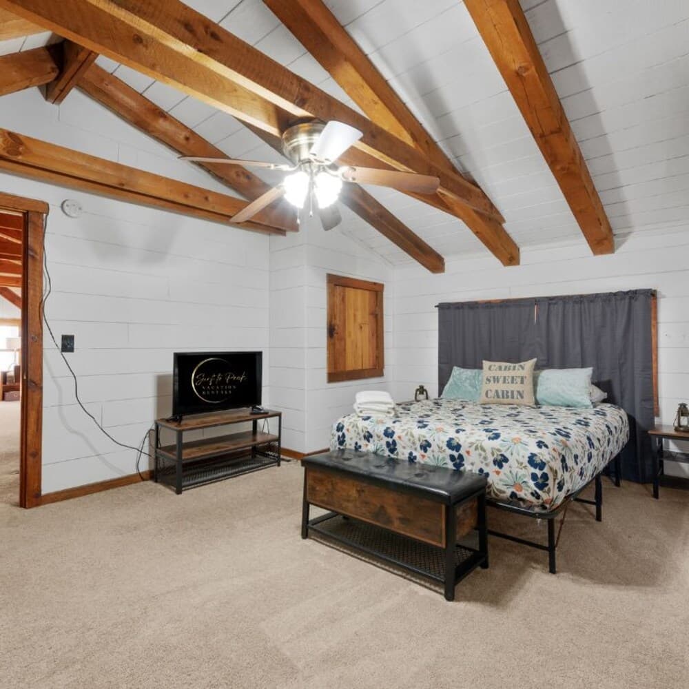 Cabin in the Trees, Hot Tub, Fire Pit interior in Rockbridge, OH — gallery photo 2