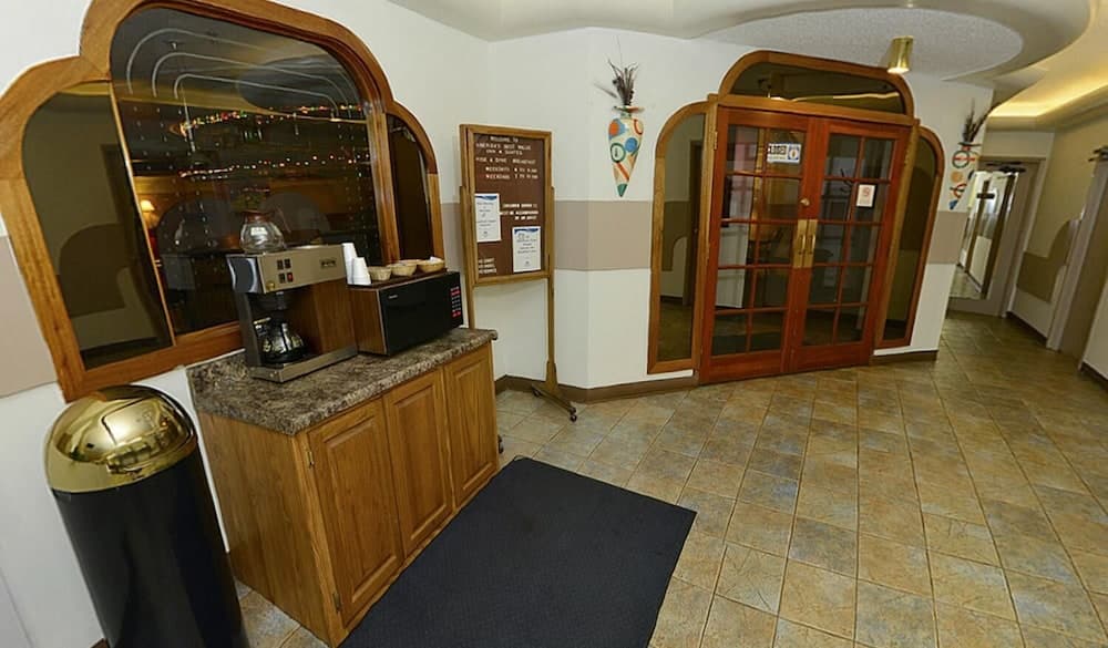 Howard Johnson by Wyndham Benton Harbor/St. Joseph interior in Benton Harbor, MI — gallery photo 2
