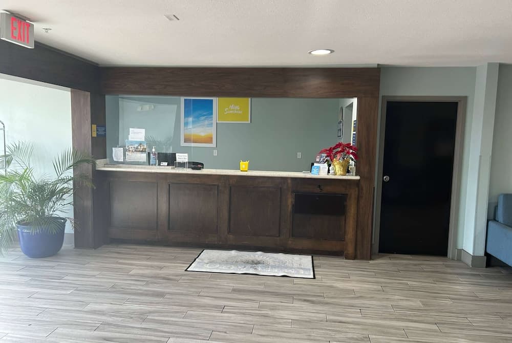 Days Inn by Wyndham Panama City/Callaway interior in Panama City, FL — gallery photo 2