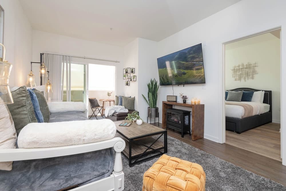 Hollywood Apartment Near Walk of Fame interior in Los Angeles, CA — gallery photo 2
