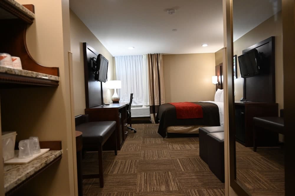 Giles Hotel Inn & Suites interior in Pulaski, TN — gallery photo 2