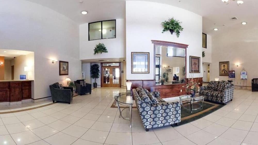 La Quinta Inn & Suites by Wyndham Meridian interior in Meridian, MS — gallery photo 2
