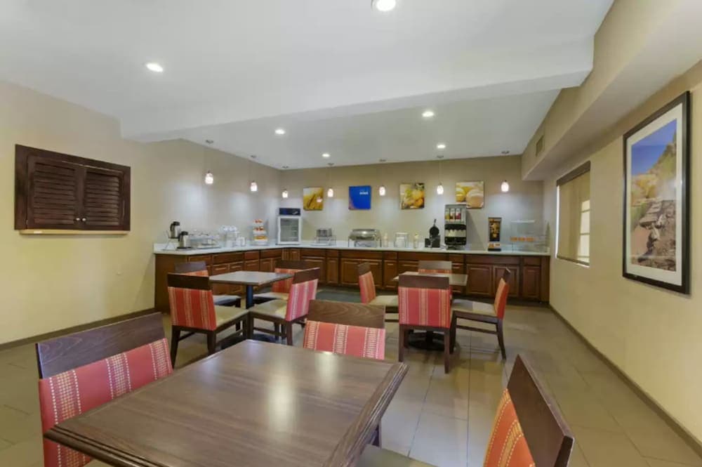 Spark by Hilton Glendale Phoenix North interior in Glendale, AZ — gallery photo 2