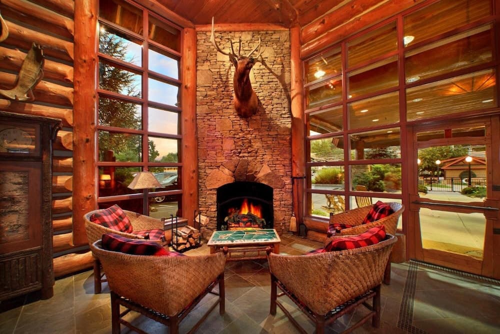 Bearskin Lodge on the River interior in Gatlinburg, TN — gallery photo 2