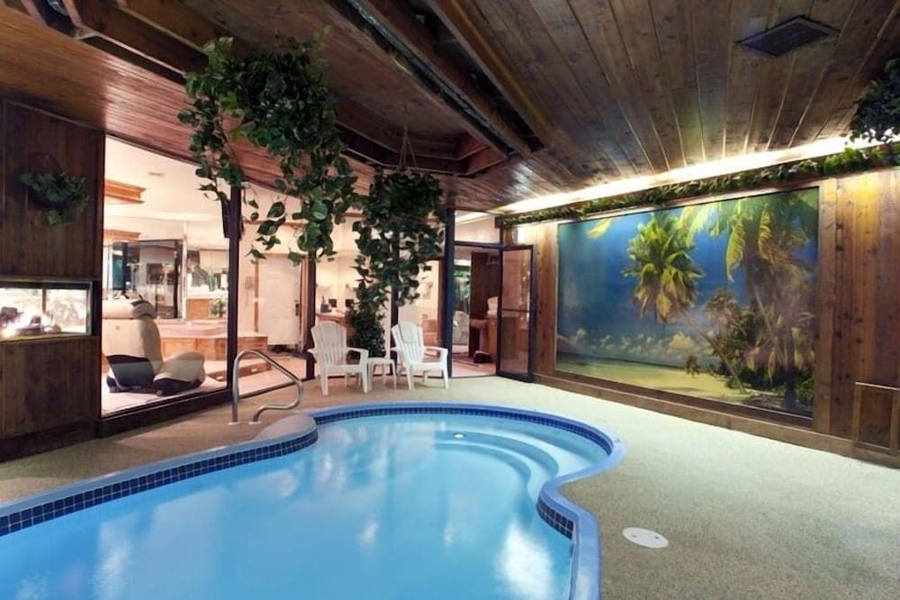 Sybaris Pool Suites Mequon interior in Mequon, WI — gallery photo 2