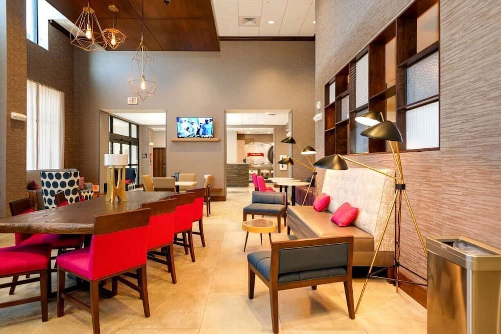 Hampton Inn & Suites Aurora South Denver interior in Aurora, CO — gallery photo 2