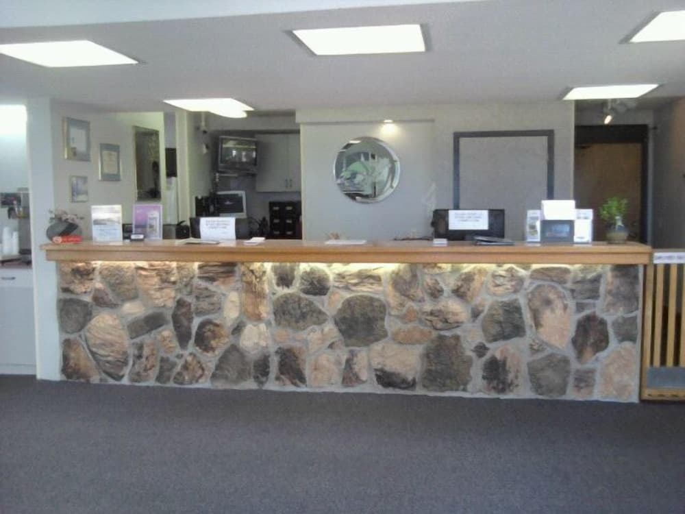 Quails Nest Inn and Suites interior in Osage Beach, MO — gallery photo 2