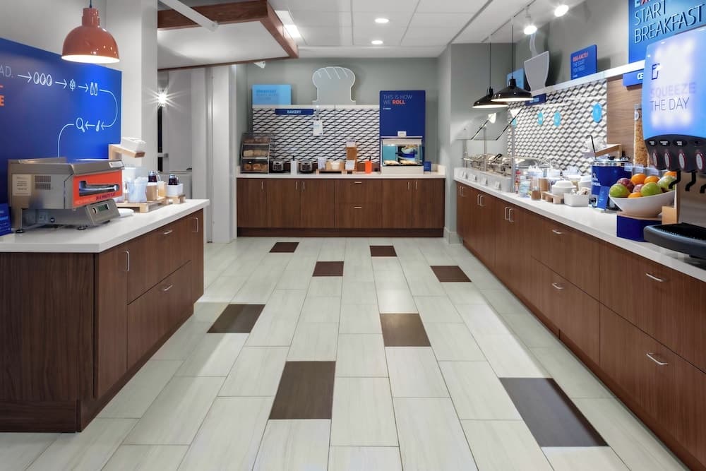 Holiday Inn Express & Suites Wilmington West - Medical Park by IHG gallery photo in Wilmington, NC — image 8