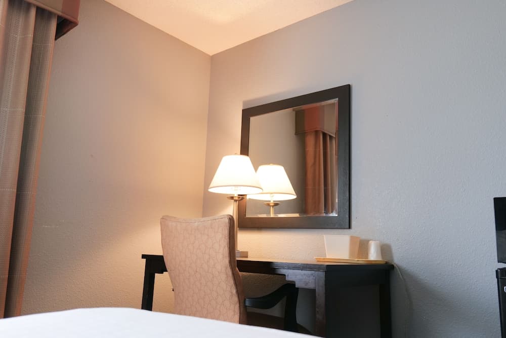 Baymont by Wyndham Flint Airport North gallery photo in Flint, MI — image 24