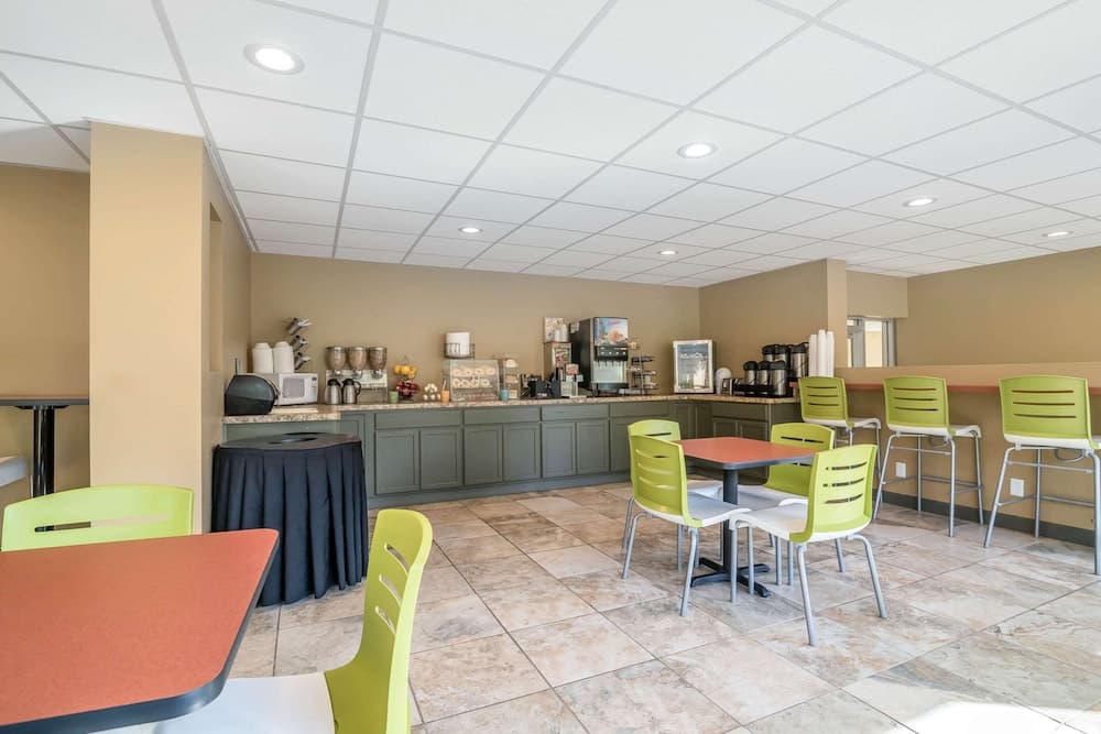 Econo Lodge Inn And Suites gallery photo in Binghamton, NY — image 14