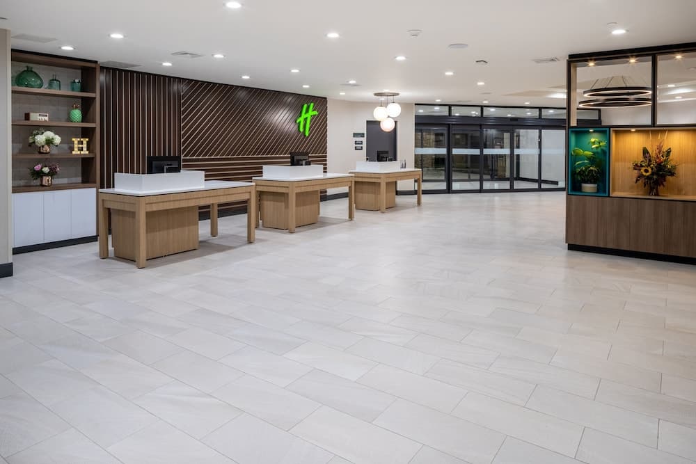 Holiday Inn Long Island-Islip Arpt East by IHG interior in Holtsville, NY — gallery photo 2