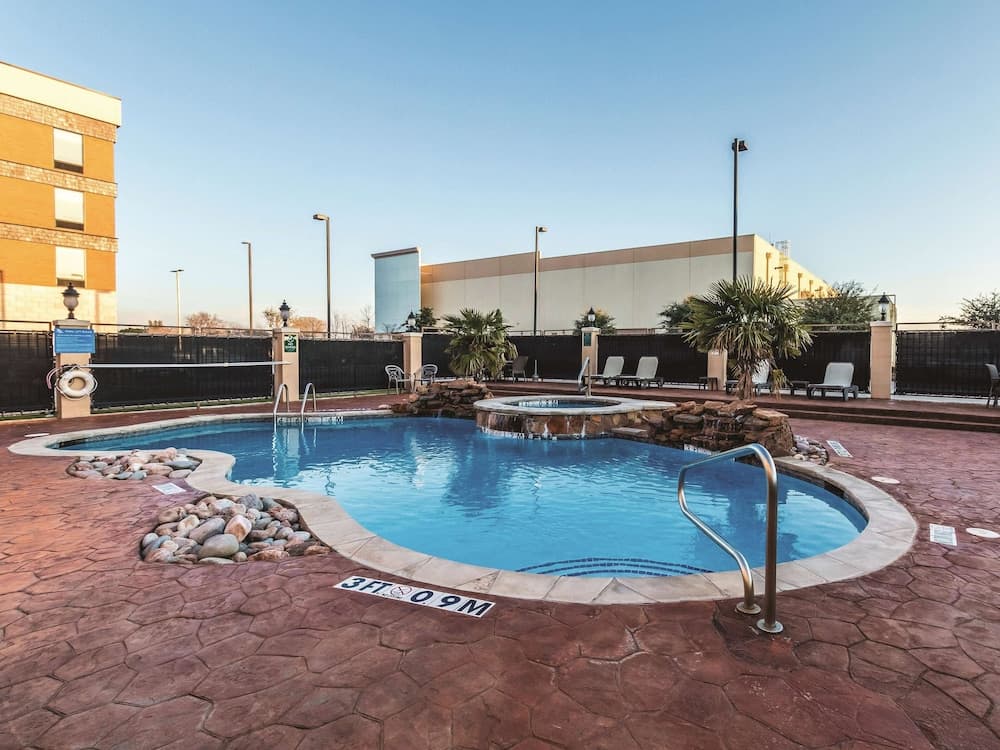 La Quinta Inn & Suites by Wyndham Dallas Grand Prairie South gallery photo in Grand Prairie, TX — image 38