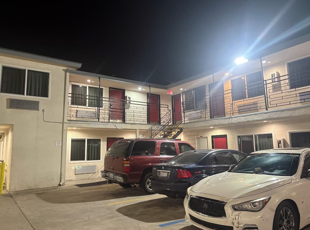 Mirror Motel property views in Los Angeles, CA — gallery photo 3