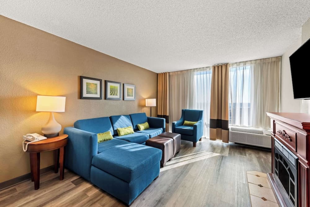 Comfort Inn & Suites Omaha Central property views in Omaha, NE — gallery photo 3