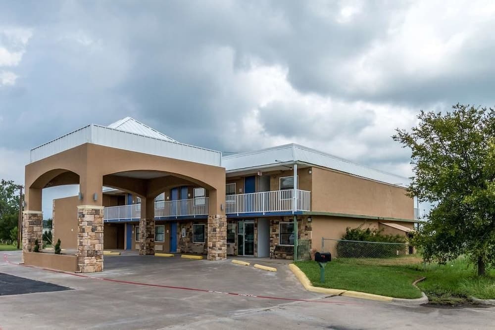 Econo Lodge Mineral Wells featured exterior or lobby in Mineral Wells, TX — similar hotel