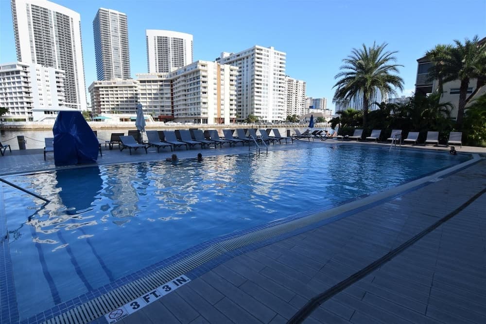 Stunning Ocean & Bay View Residence 1 Bed 1 Bath @ Beachwalk interior in Hallandale Beach, FL — gallery photo 2