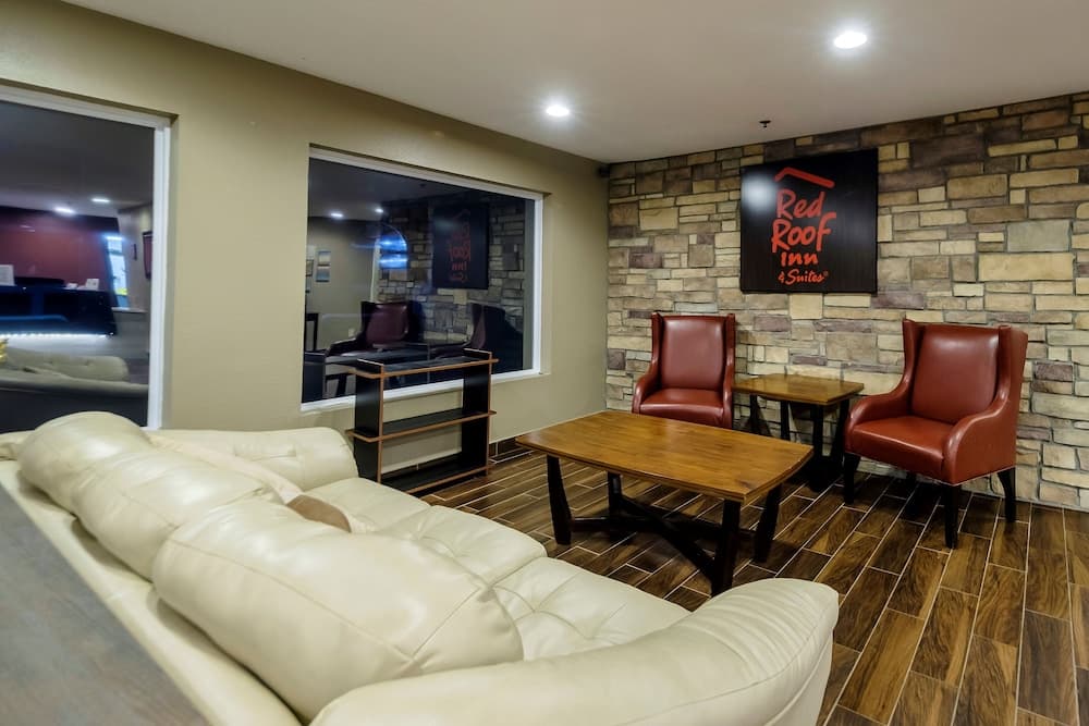 Red Roof Inn Osage Beach - Lake of the Ozarks interior in Osage Beach, MO — gallery photo 2